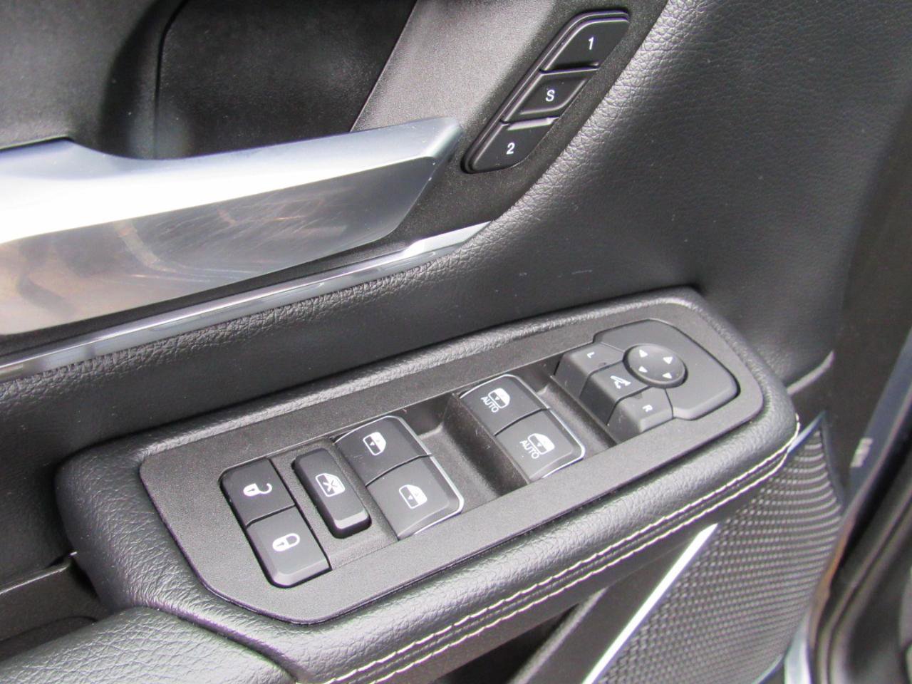 Used 2025 RAM 1500 Laramie AWD/4WD image 18