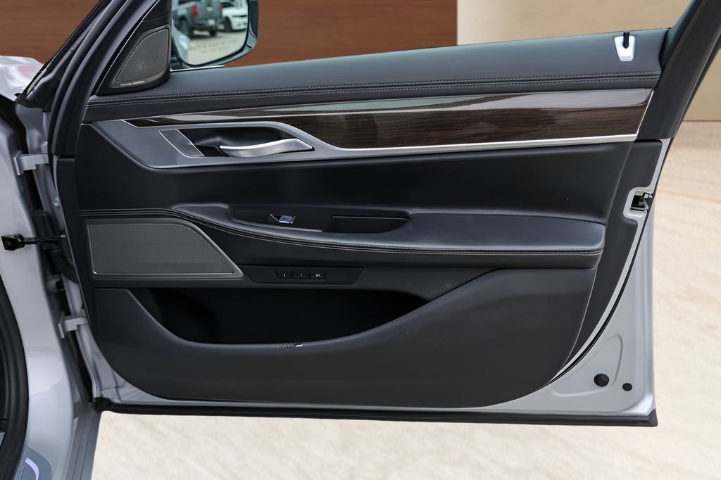 Used 2020 BMW 740i RWD image 32