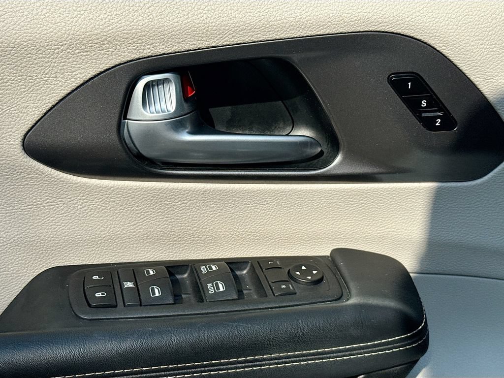 Used 2024 Chrysler Pacifica Touring-L FWD image 22