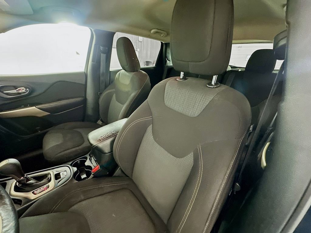 Used 2017 Jeep Cherokee Latitude w/ Cold Weather Group image 19