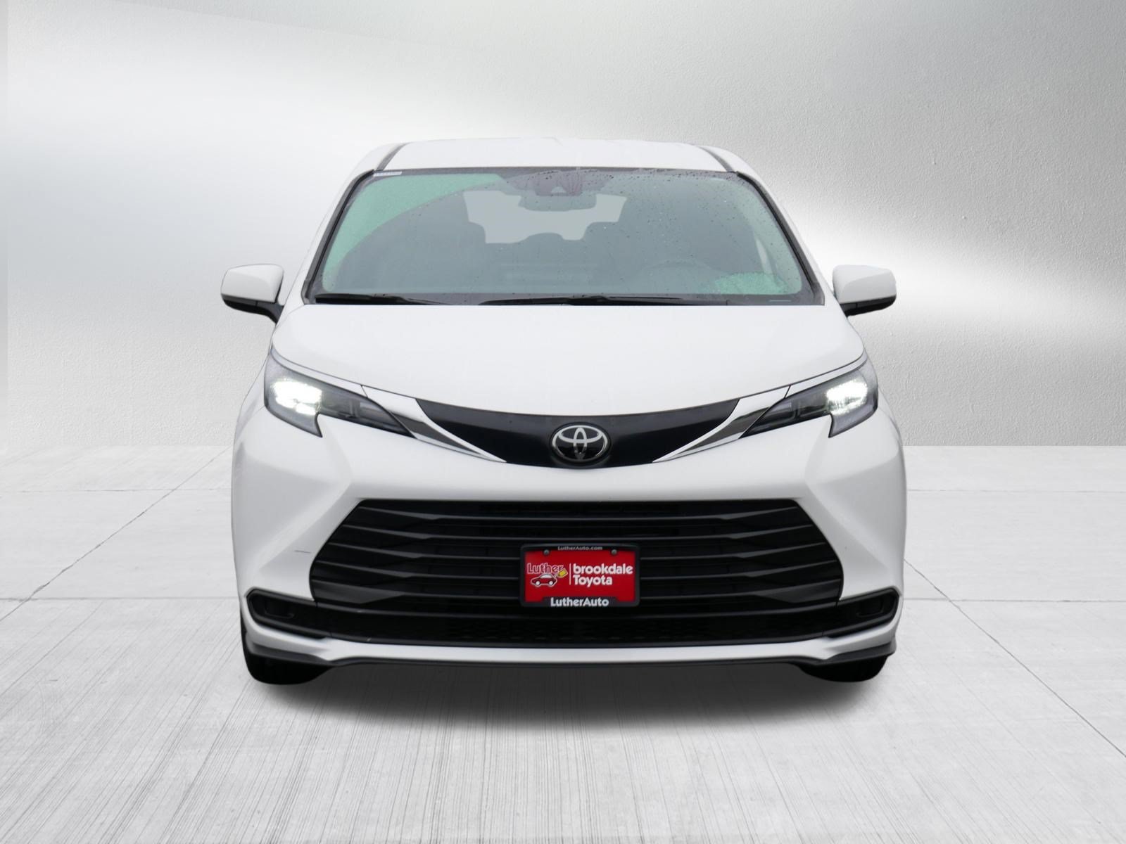 Certified 2026 Toyota Sienna LE FWD image 2