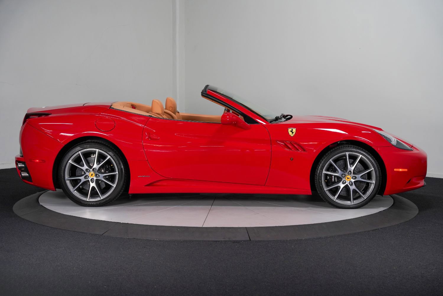Used 2013 Ferrari California RWD image 8