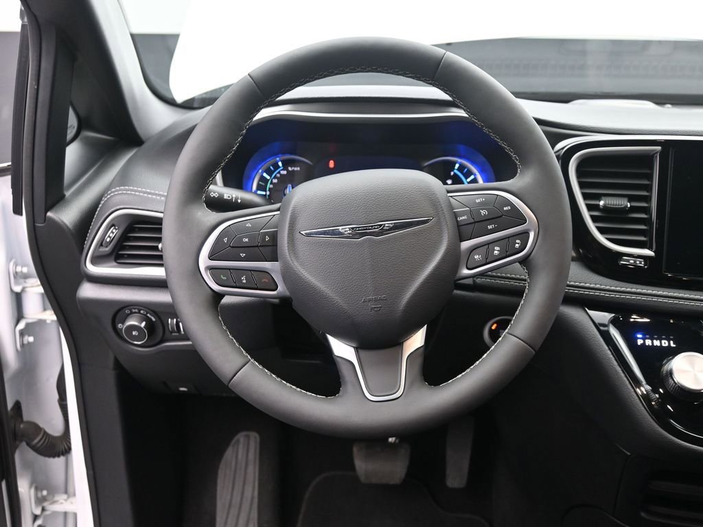 Used 2025 Chrysler Pacifica Select w/ Uconnect Theater Family Group image 27