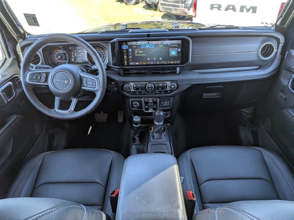Used 2025 Jeep Wrangler Unlimited Sahara w/ Safety Group AWD/4WD image 12