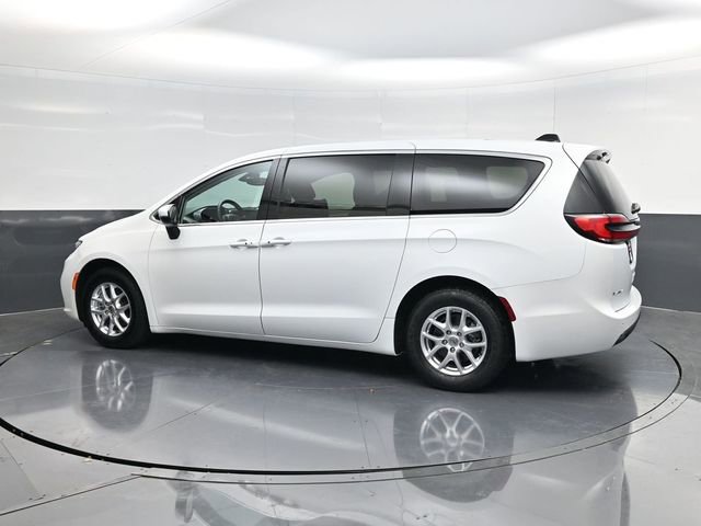 Used 2023 Chrysler Pacifica Touring-L image 5