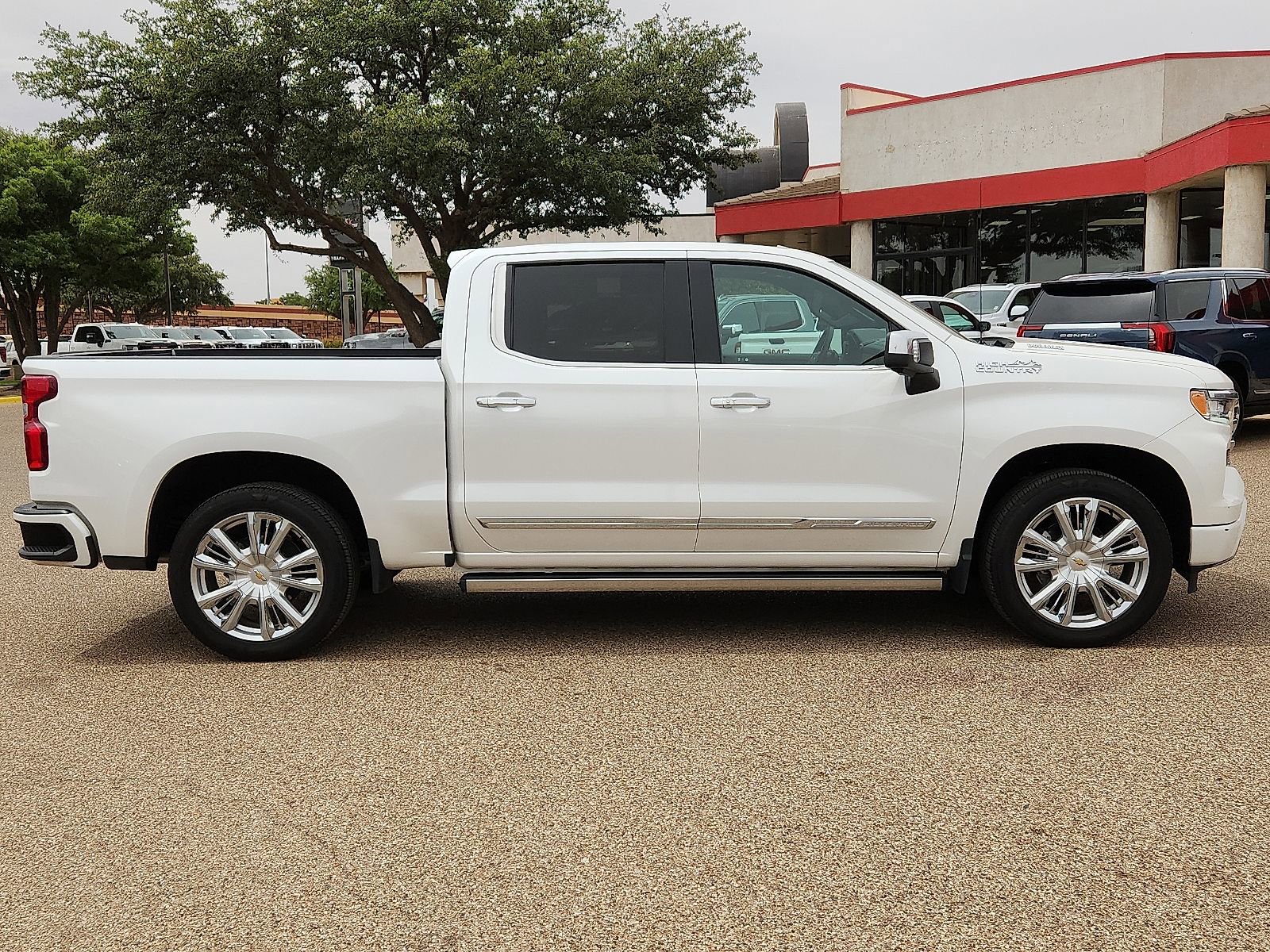 Used 2023 Chevrolet Silverado 1500 High Country w/ High Country Premium Package AWD/4WD image 5