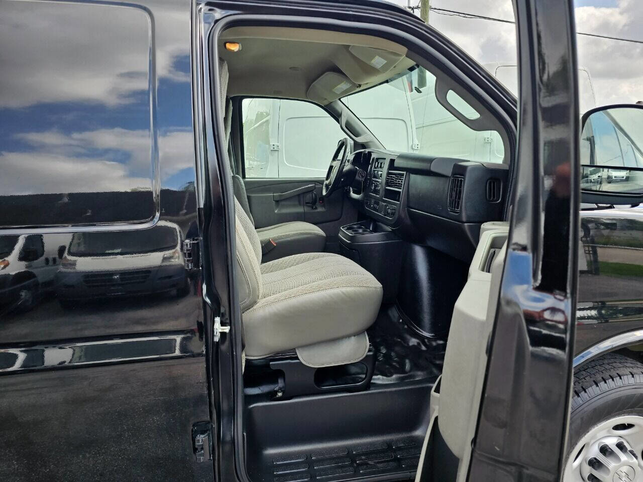 Used 2016 Chevrolet Express 3500 Extended image 14