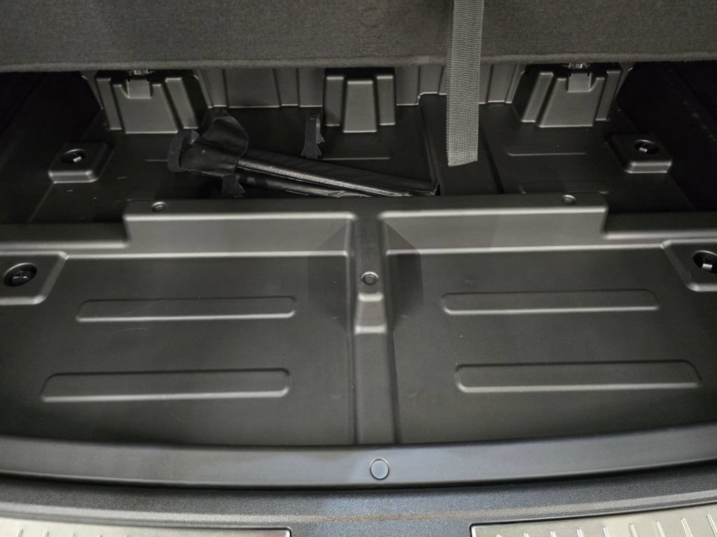 Used 2025 Chevrolet Suburban High Country RWD image 47