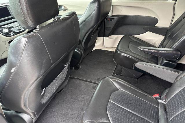 Used 2018 Chrysler Pacifica Touring-L FWD image 13
