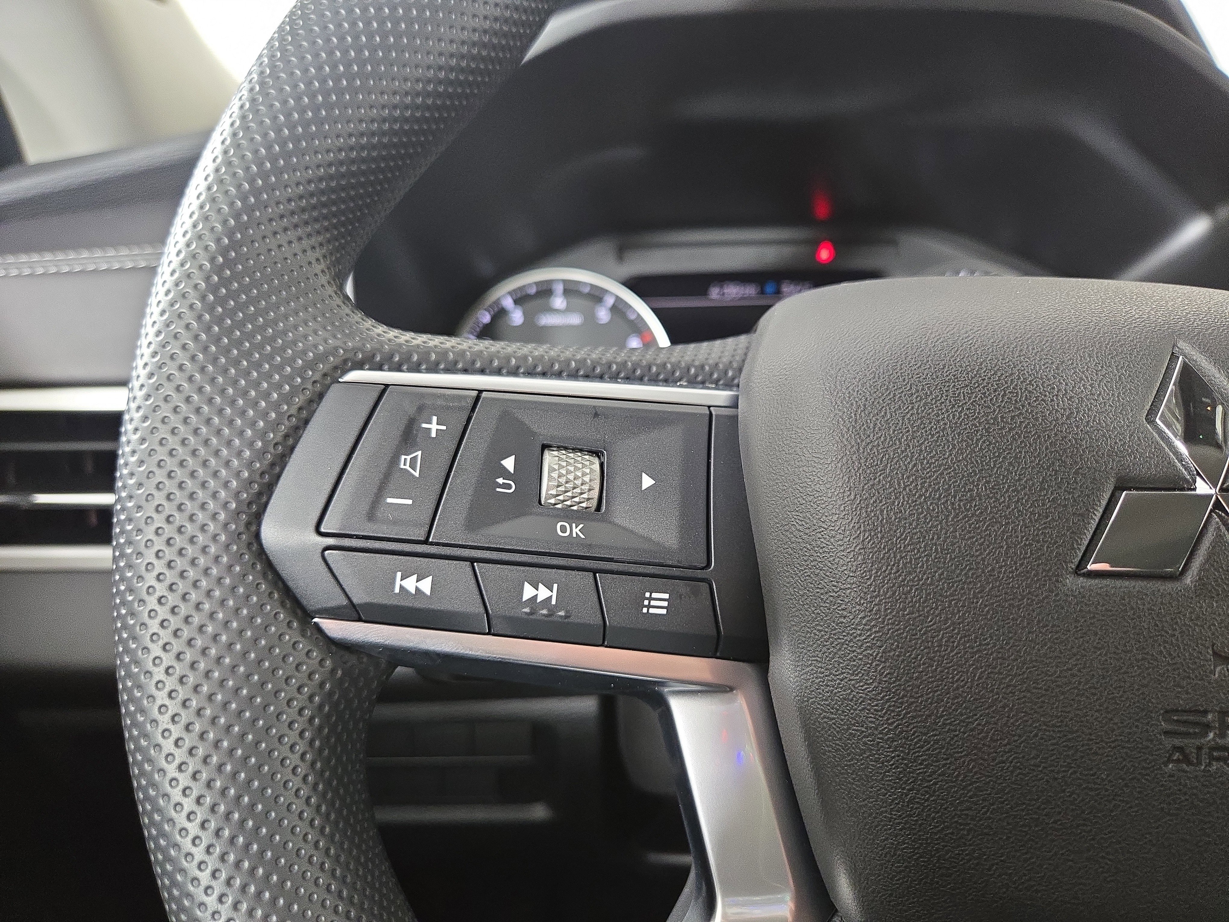 New 2025 Mitsubishi Outlander ES image 15