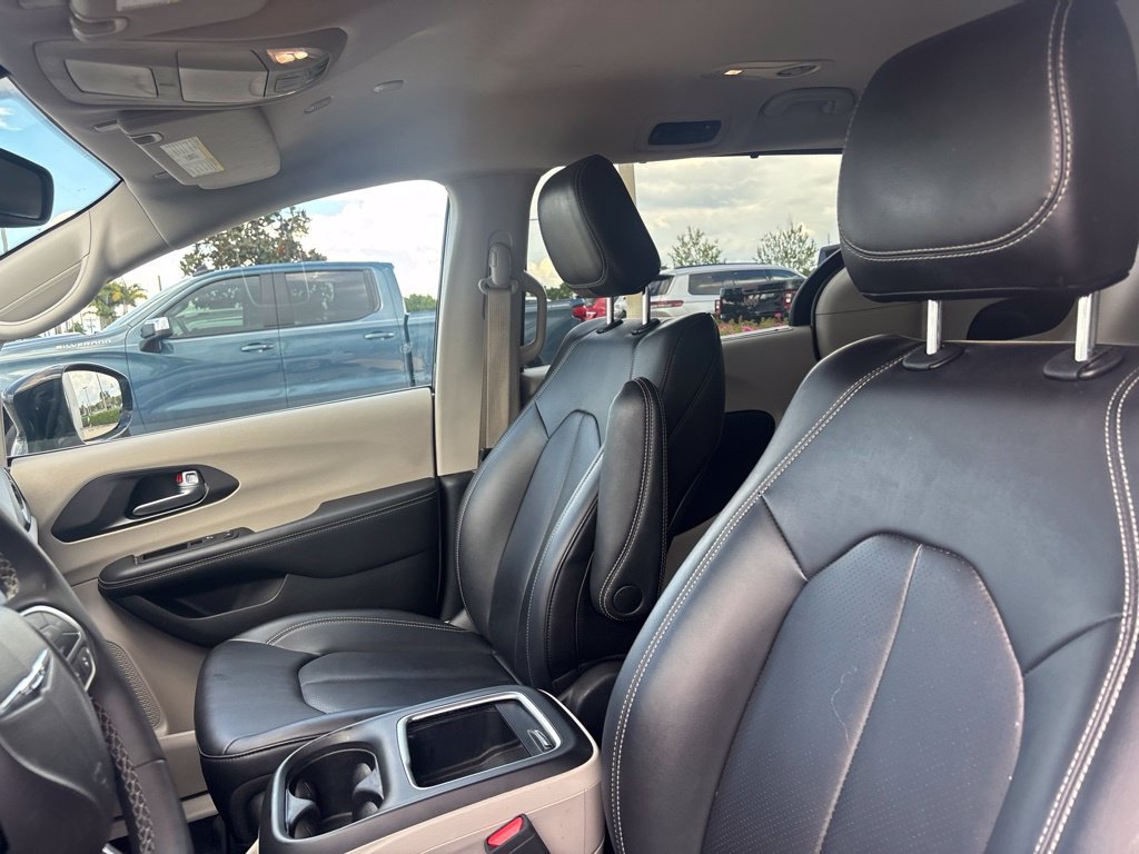 Used 2024 Chrysler Pacifica Touring-L FWD image 9