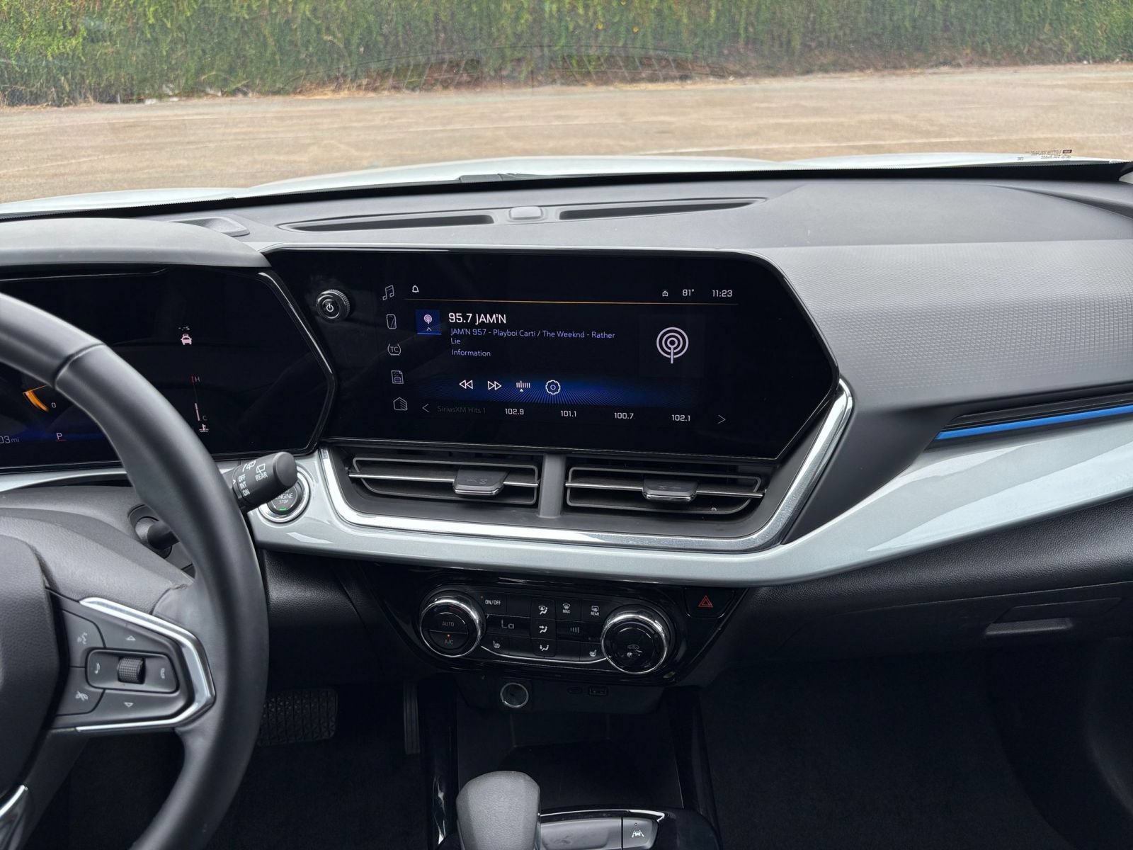 Used 2025 Chevrolet Trax LT w/ LT Convenience Package FWD image 16