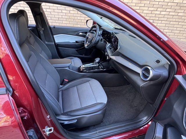 Used 2025 Chevrolet Trax LT w/ LT Convenience Package image 6