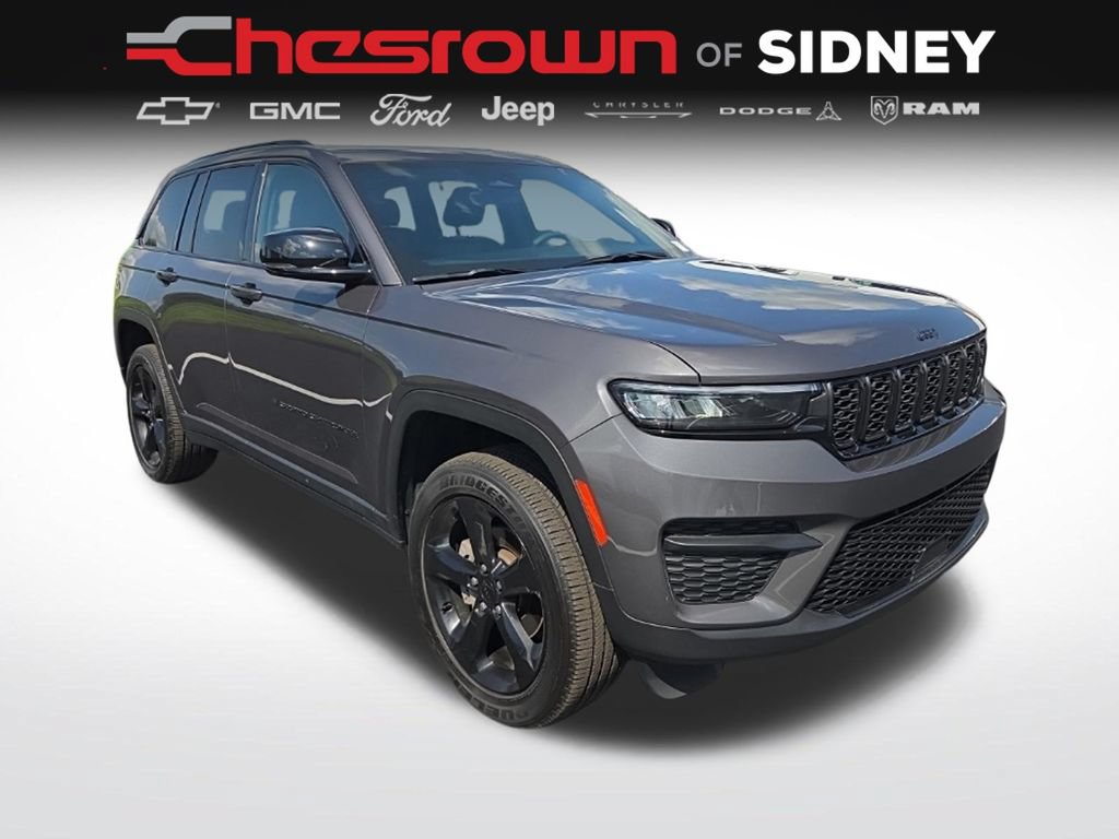 Used 2025 Jeep Grand Cherokee Altitude AWD/4WD image 3