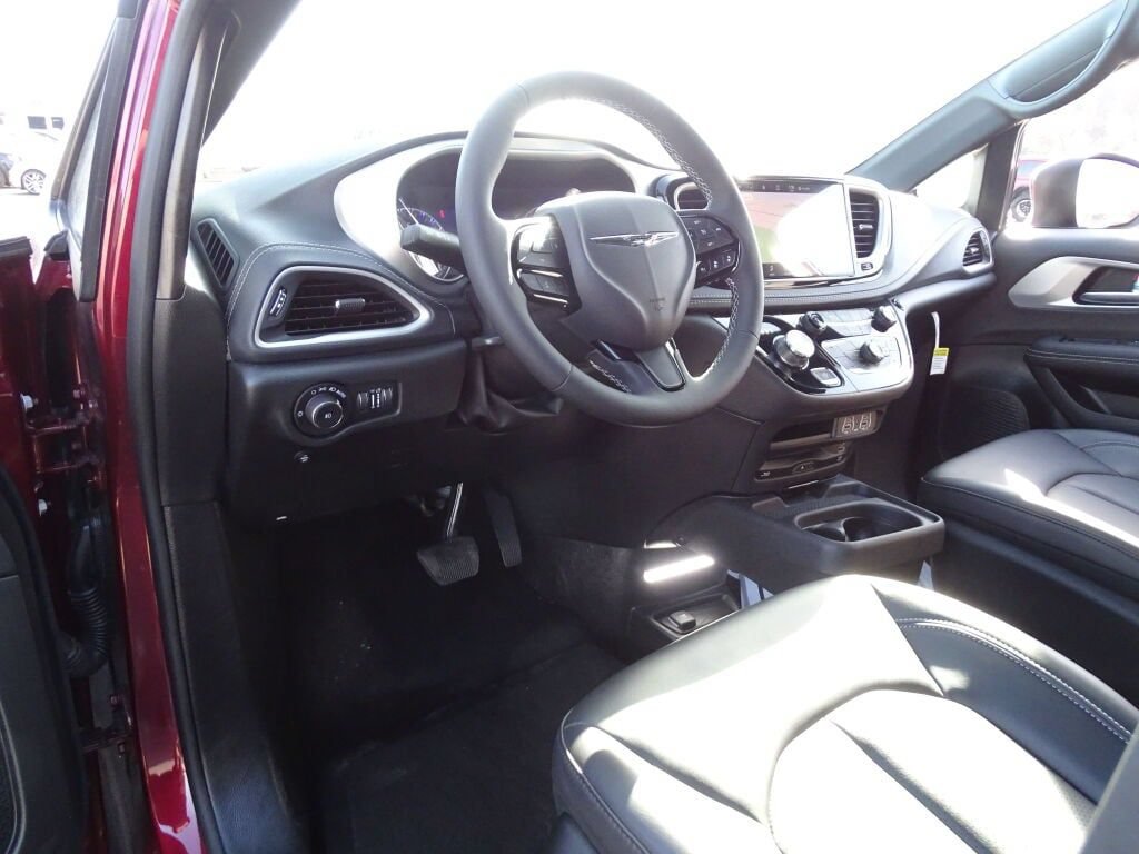 Used 2023 Chrysler Pacifica Touring-L w/ Uconnect Theater Family Group FWD image 18