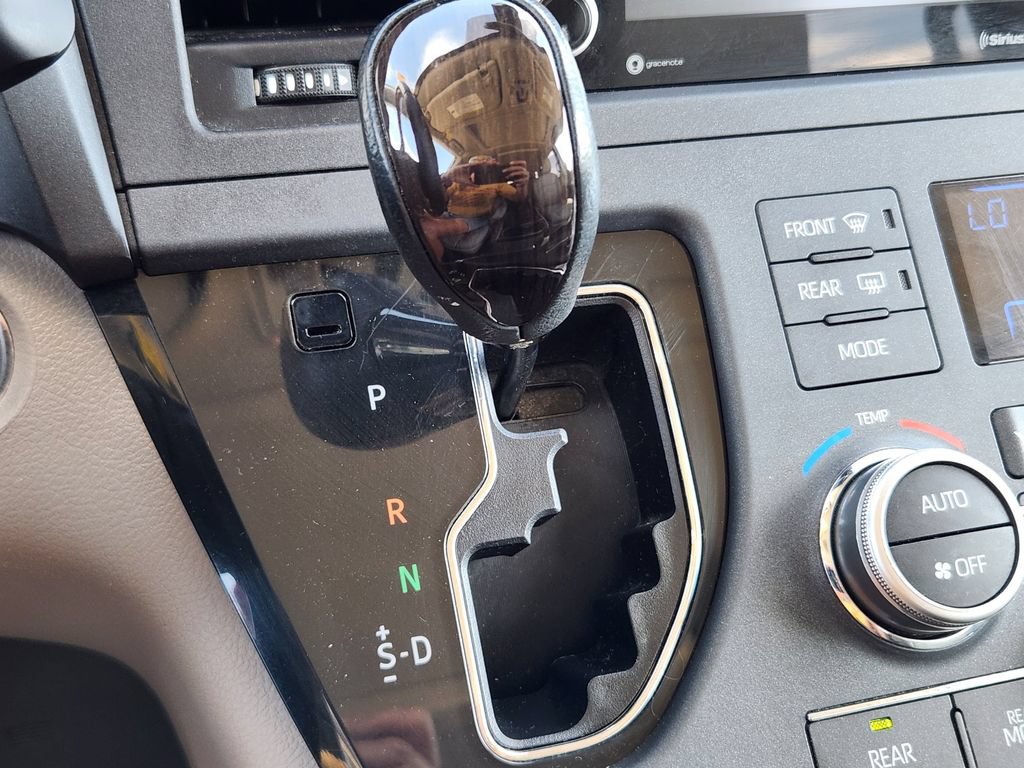 Used 2019 Toyota Sienna XLE Premium AWD/4WD image 21