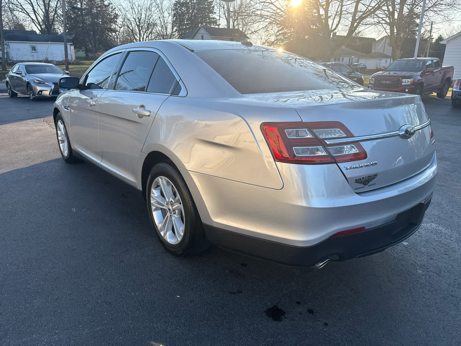 Used 2017 Ford Taurus SE image 5