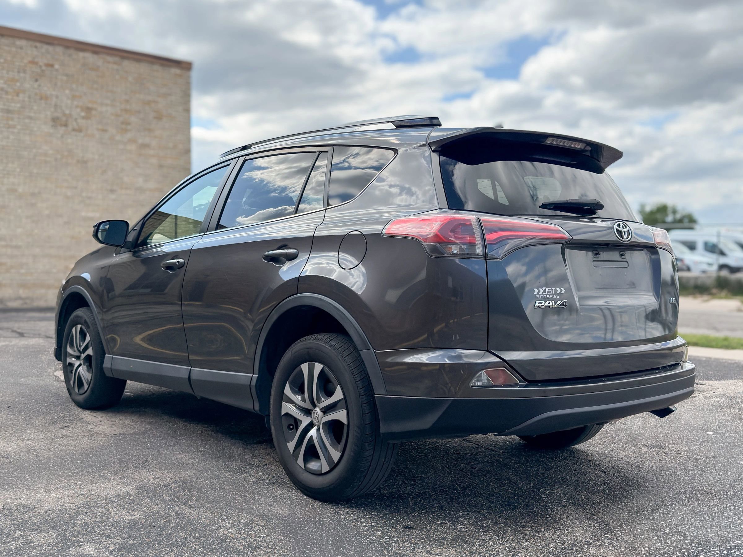 Used 2017 Toyota RAV4 LE FWD image 5