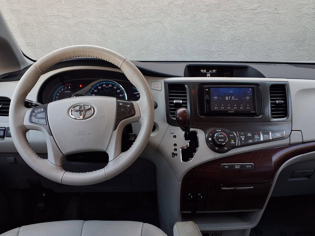 Used 2013 Toyota Sienna XLE FWD image 18
