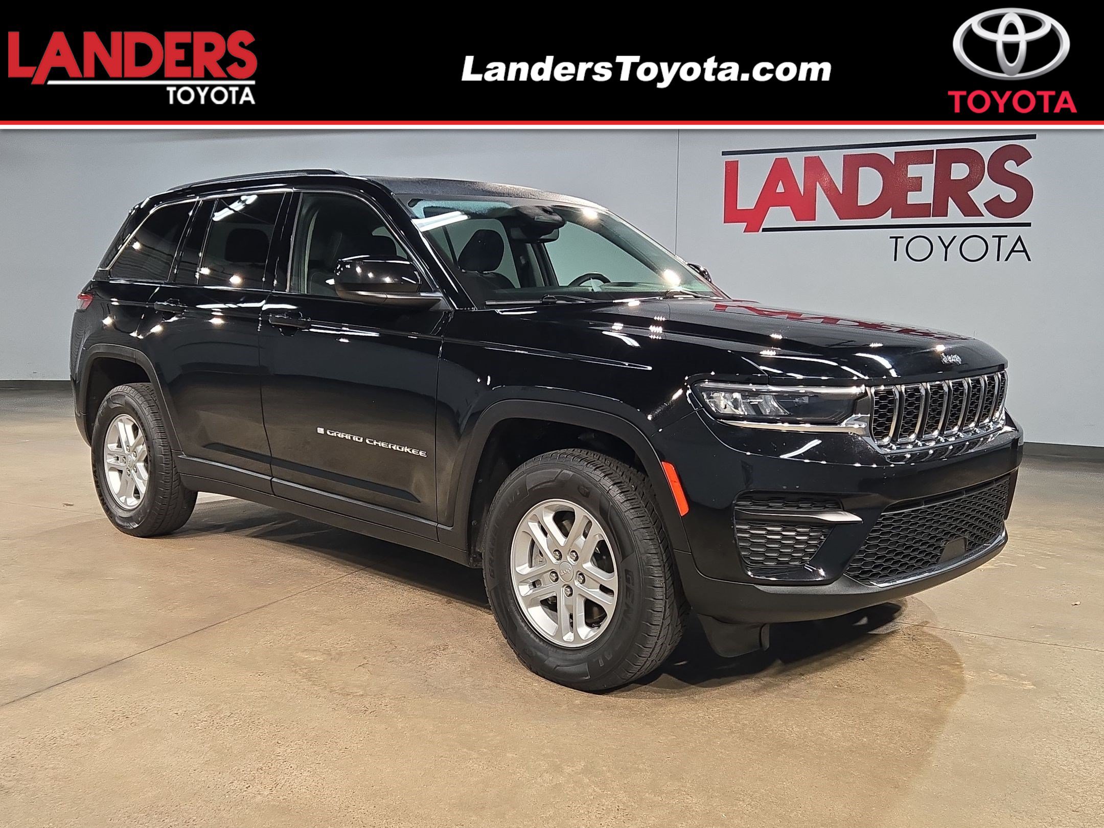 Used 2023 Jeep Grand Cherokee Laredo AWD/4WD image 1