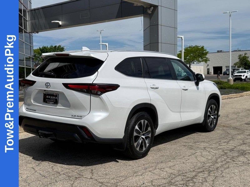 Used 2024 Toyota Highlander XLE AWD/4WD image 3