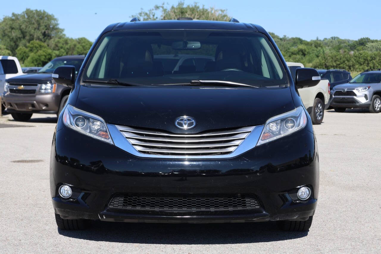 Used 2017 Toyota Sienna Limited AWD/4WD image 2
