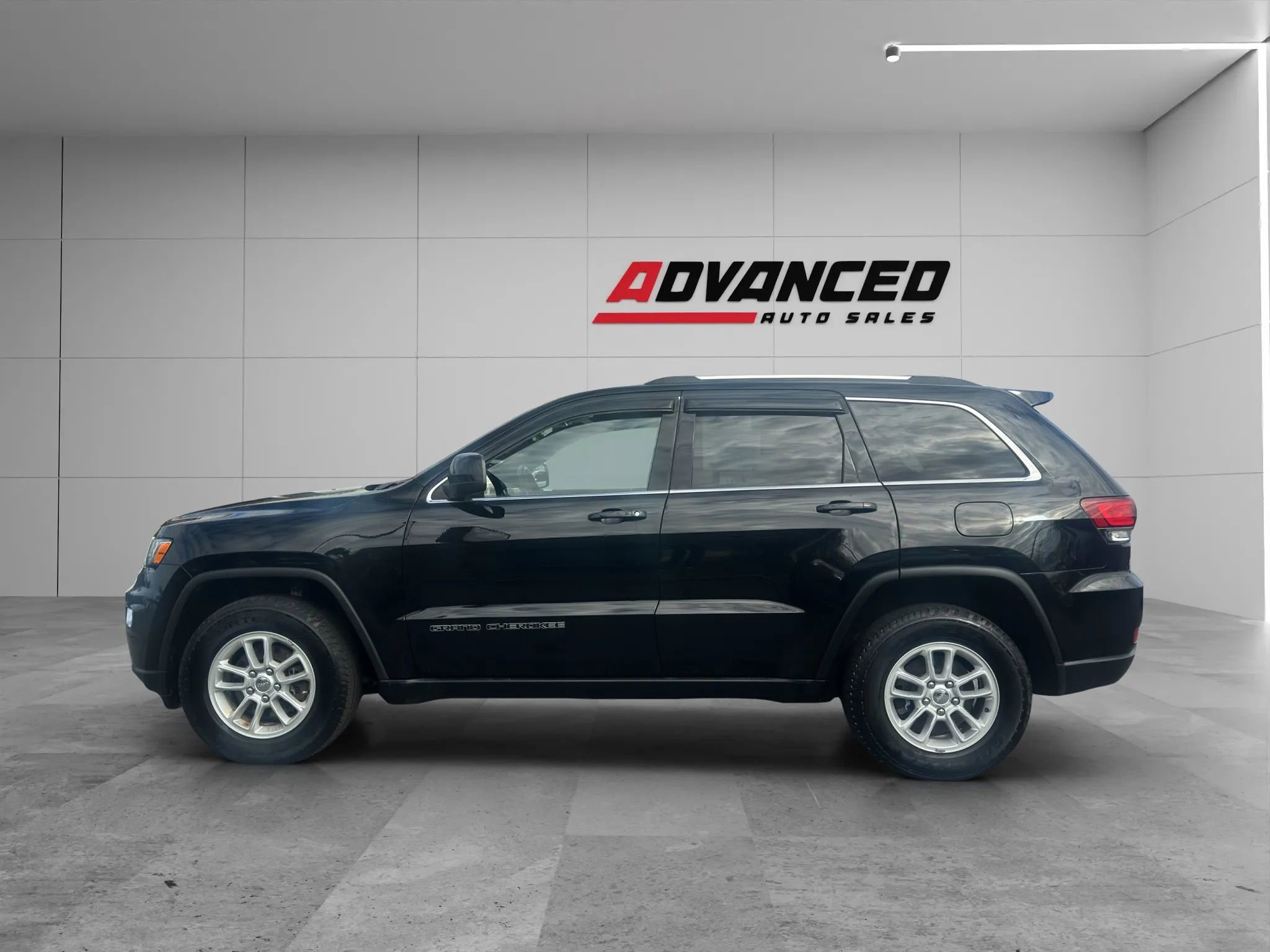 Used 2020 Jeep Grand Cherokee Laredo AWD/4WD image 7