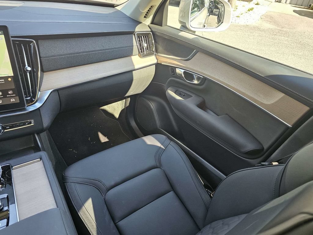 Certified 2025 Volvo XC90 B5 Plus AWD/4WD image 17