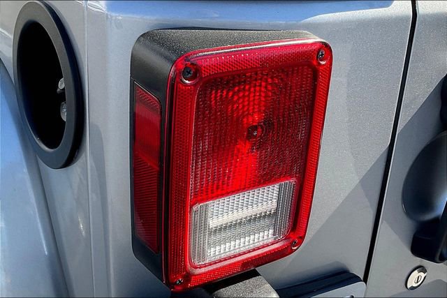 Used 2018 Jeep Wrangler Sahara w/ Connectivity Group image 27