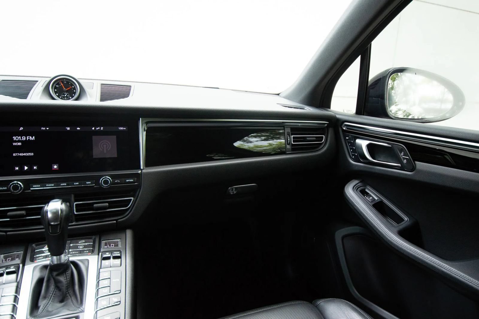 Used 2021 Porsche Macan w/ Premium Package Plus AWD/4WD image 39