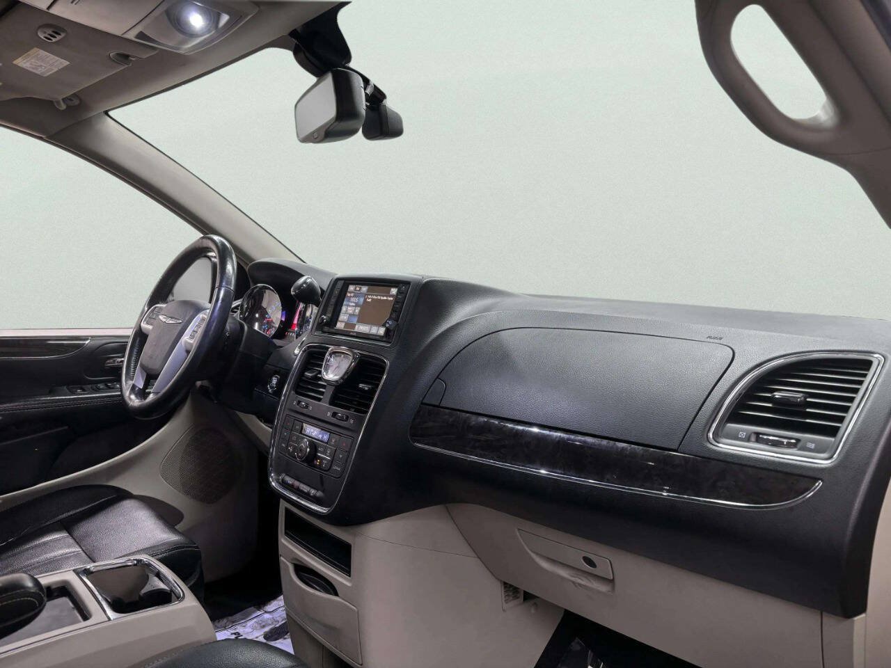 Used 2015 Chrysler Town & Country Touring-L w/ Driver Convenience Group FWD image 22