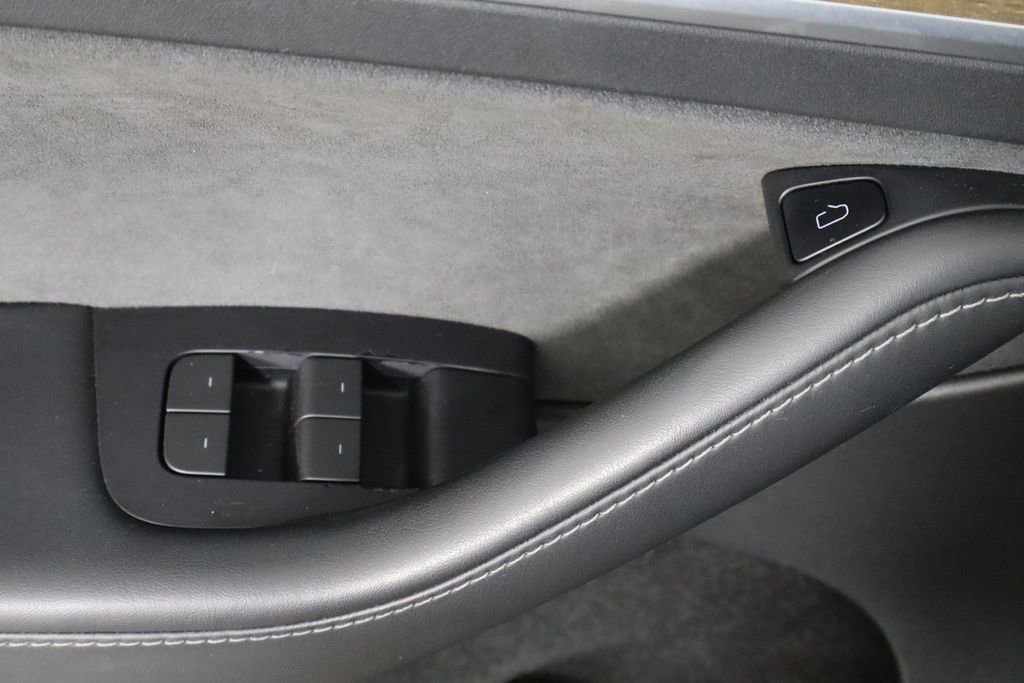 Used 2023 Tesla Model Y Performance image 18