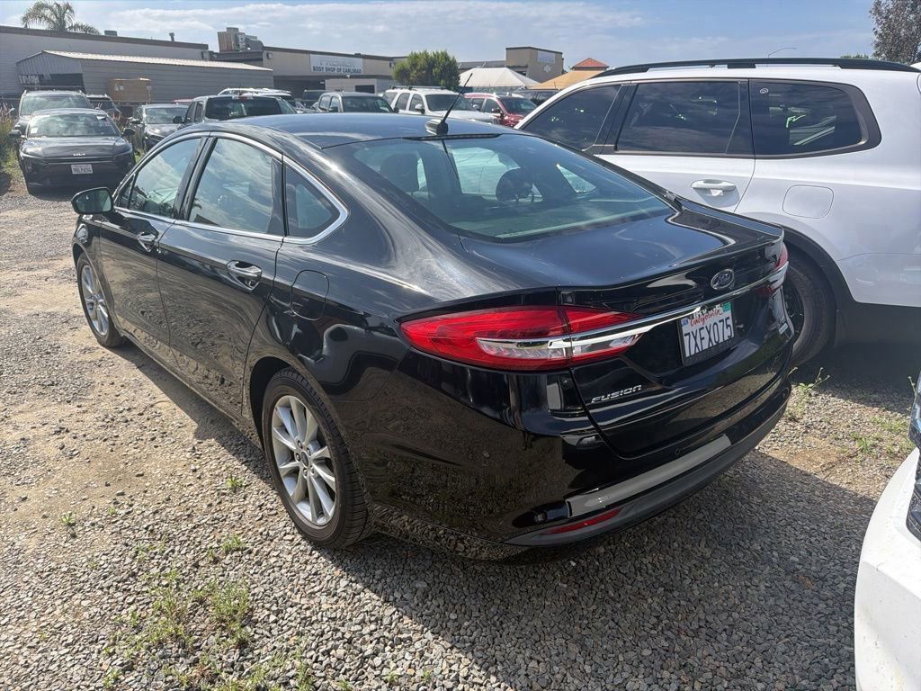 Used 2017 Ford Fusion SE w/ Fusion SE Technology Package FWD image 4