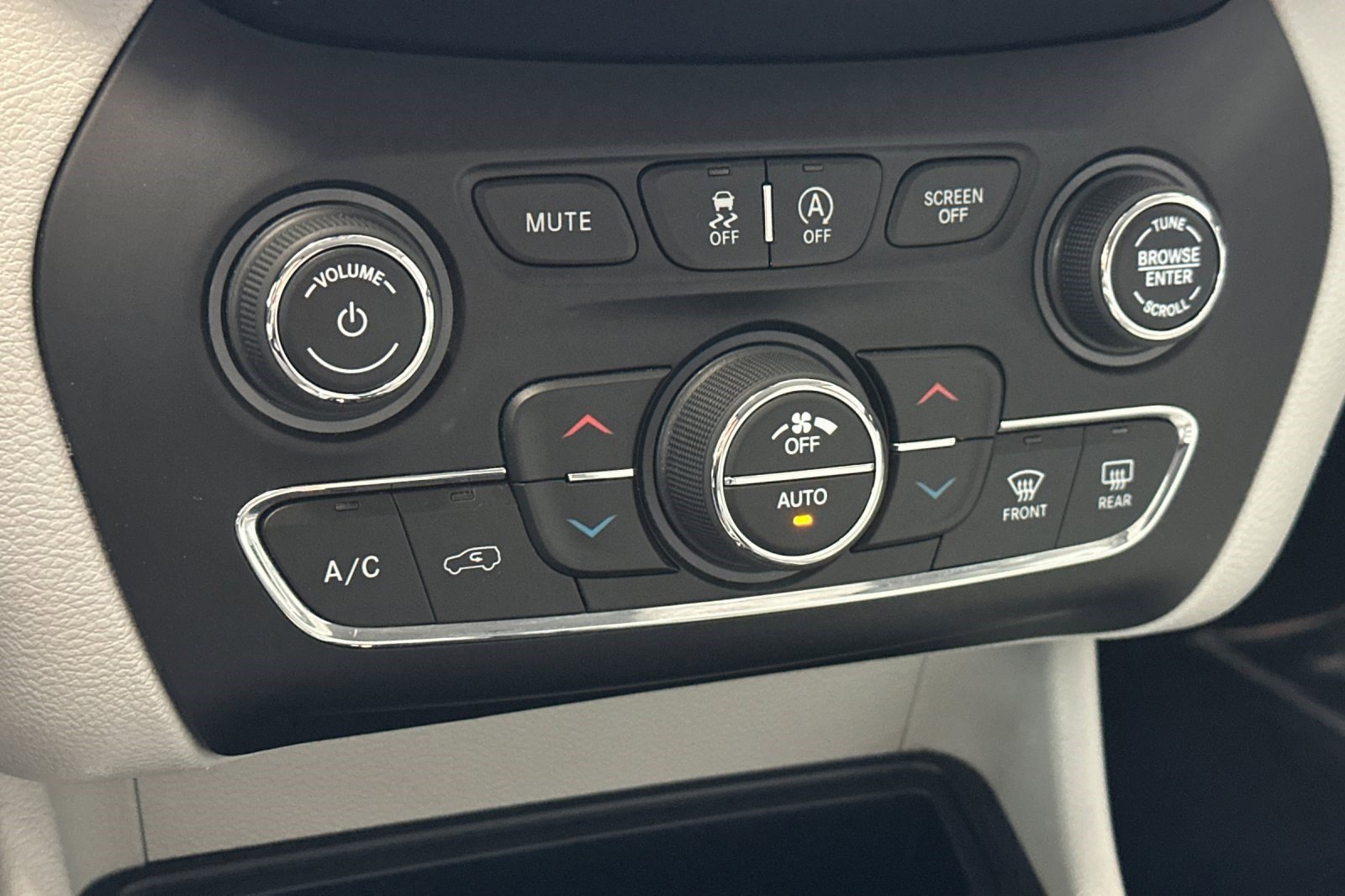 Used 2019 Jeep Cherokee Limited w/ Technology Group image 18