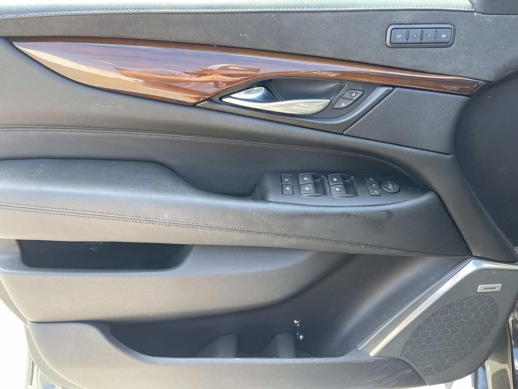 Used 2019 Cadillac Escalade ESV Luxury AWD/4WD image 29