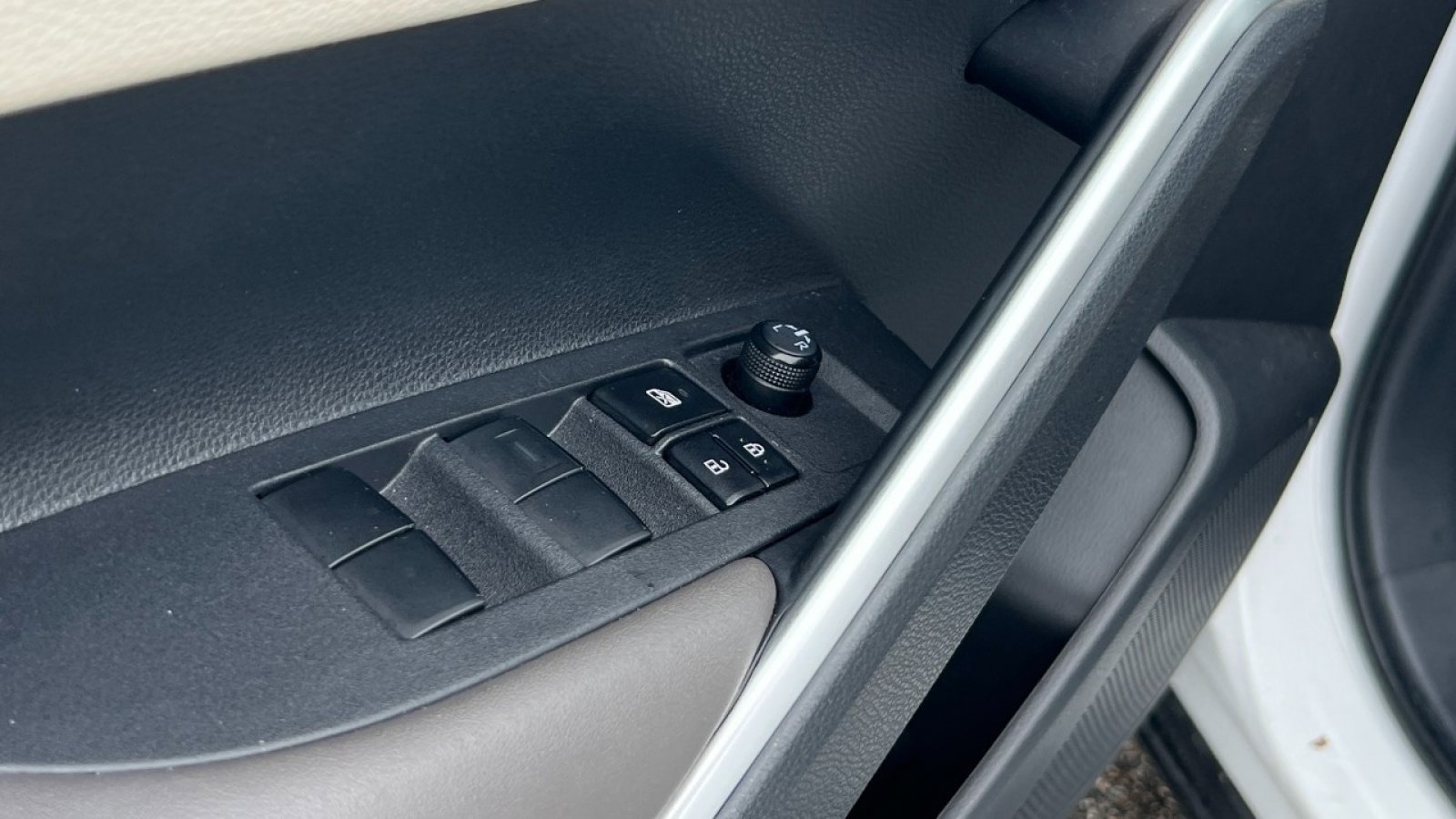 Used 2023 Toyota Corolla Cross XLE w/ Convenience Package image 12