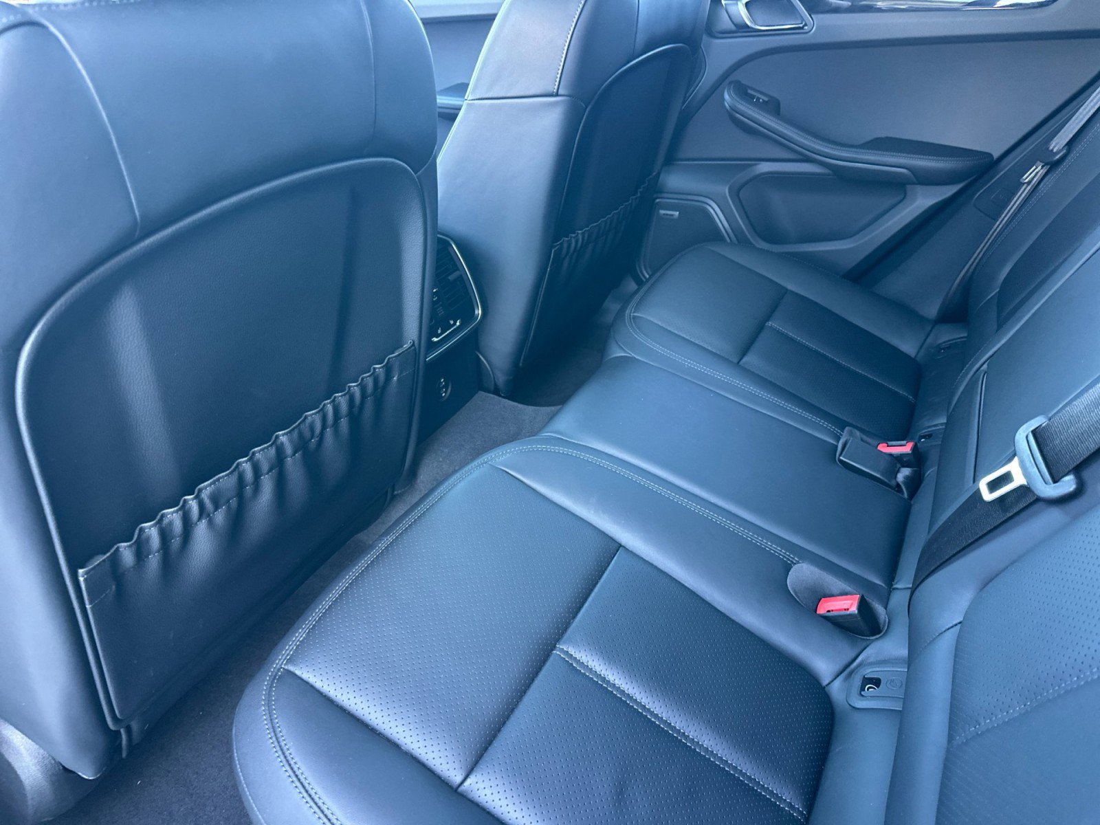 Certified 2025 Porsche Macan Turbo image 13