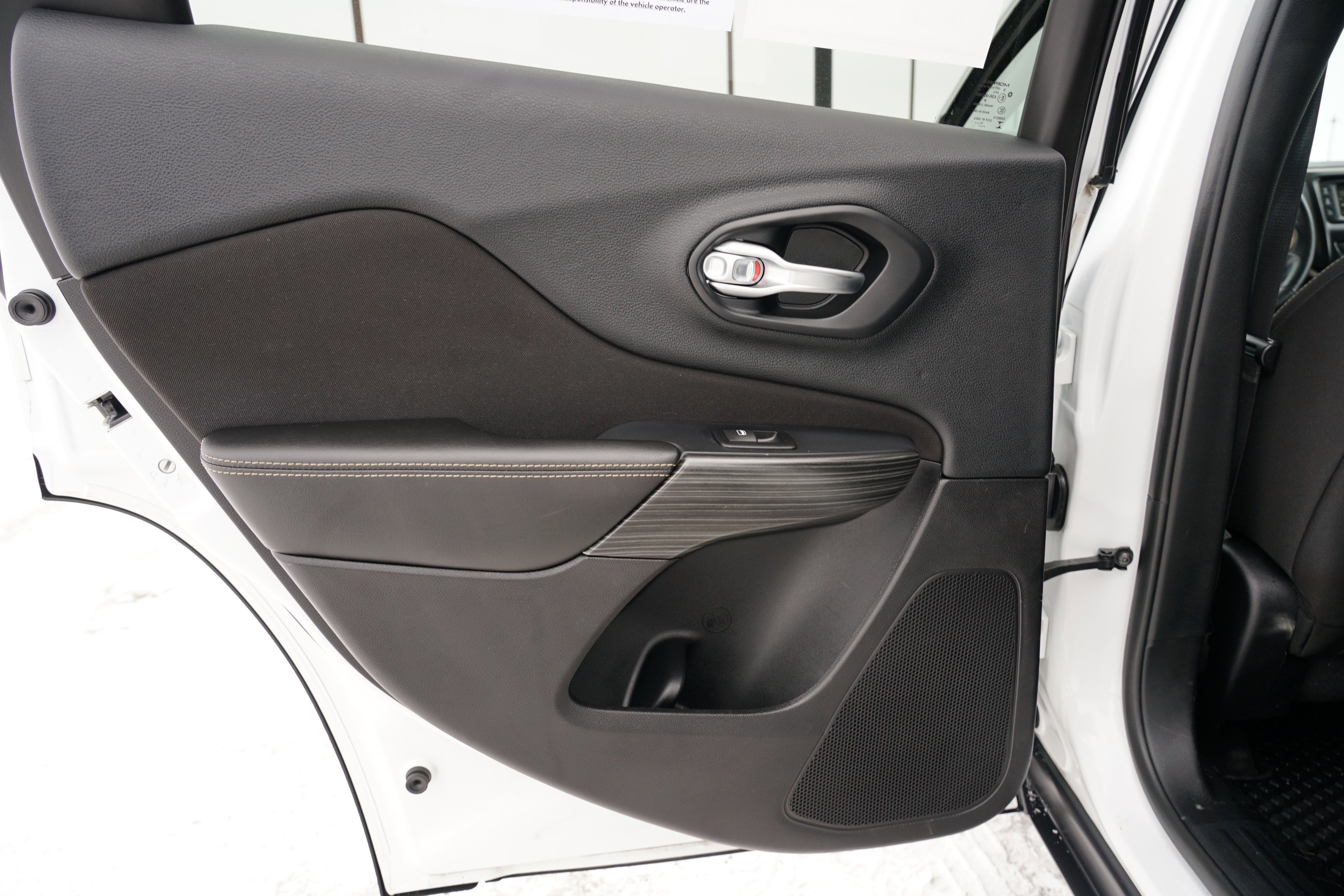 Used 2016 Jeep Cherokee Latitude w/ Cold Weather Group image 19