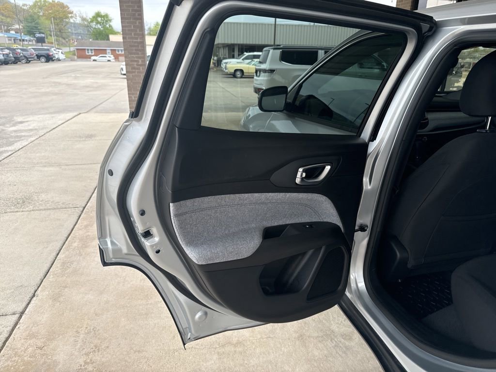 Used 2025 Jeep Compass Sport image 15