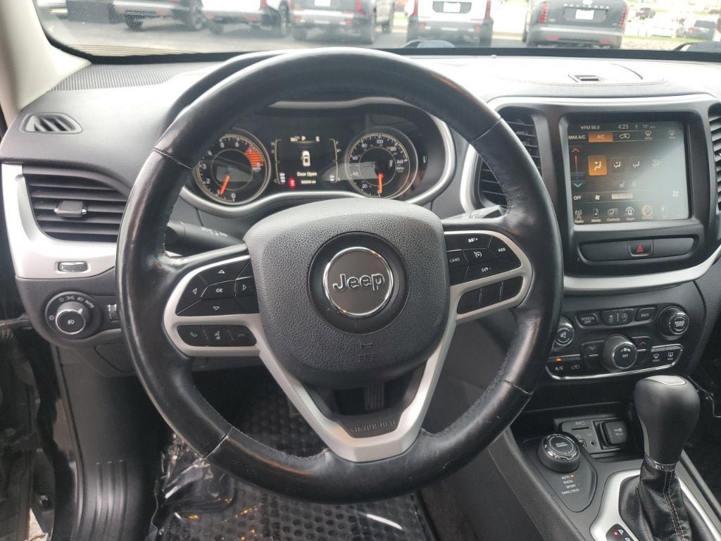 Used 2018 Jeep Cherokee Latitude Plus w/ Cold Weather Group AWD/4WD image 21