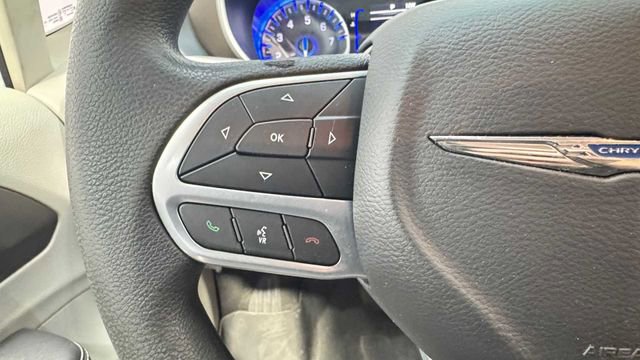 Used 2022 Chrysler Voyager LX image 18