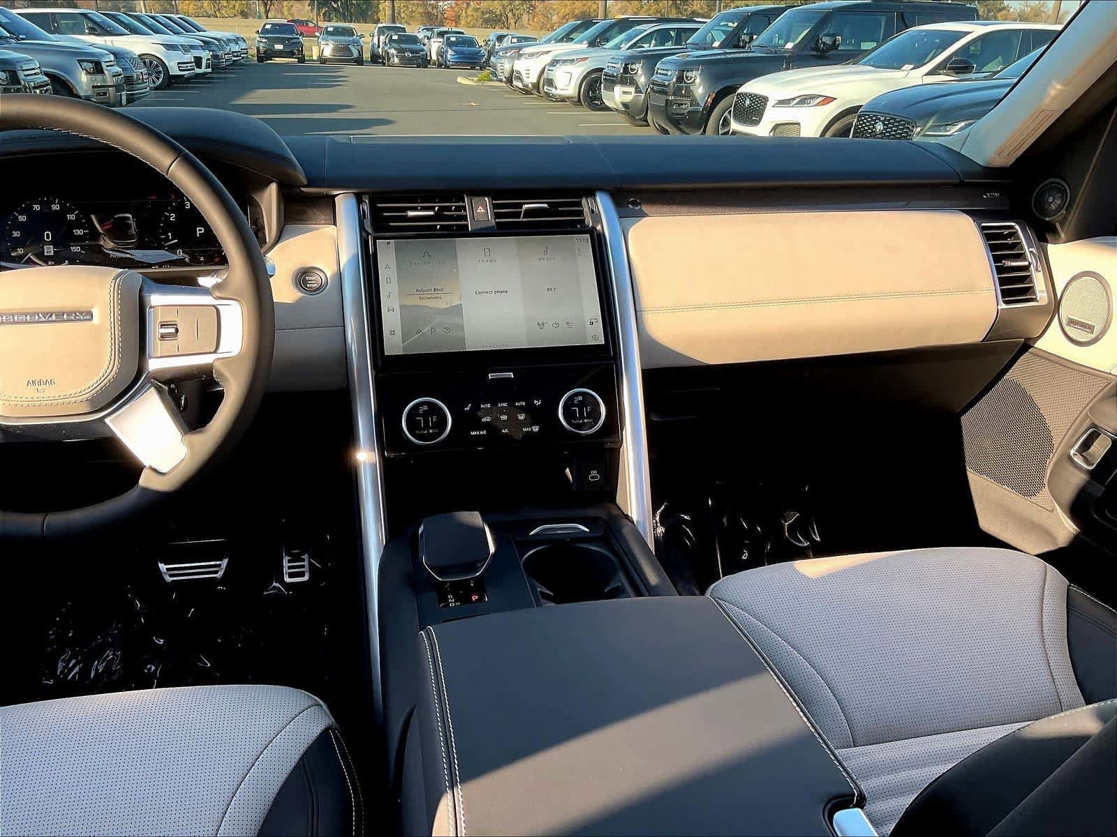 New 2025 Land Rover Discovery Metropolitan Edition AWD/4WD image 9