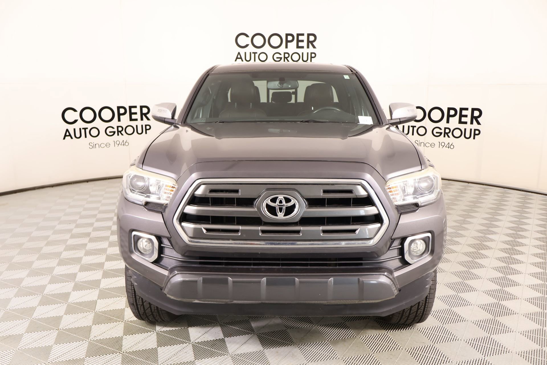 Used 2016 Toyota Tacoma Limited w/ Towing Package image 10