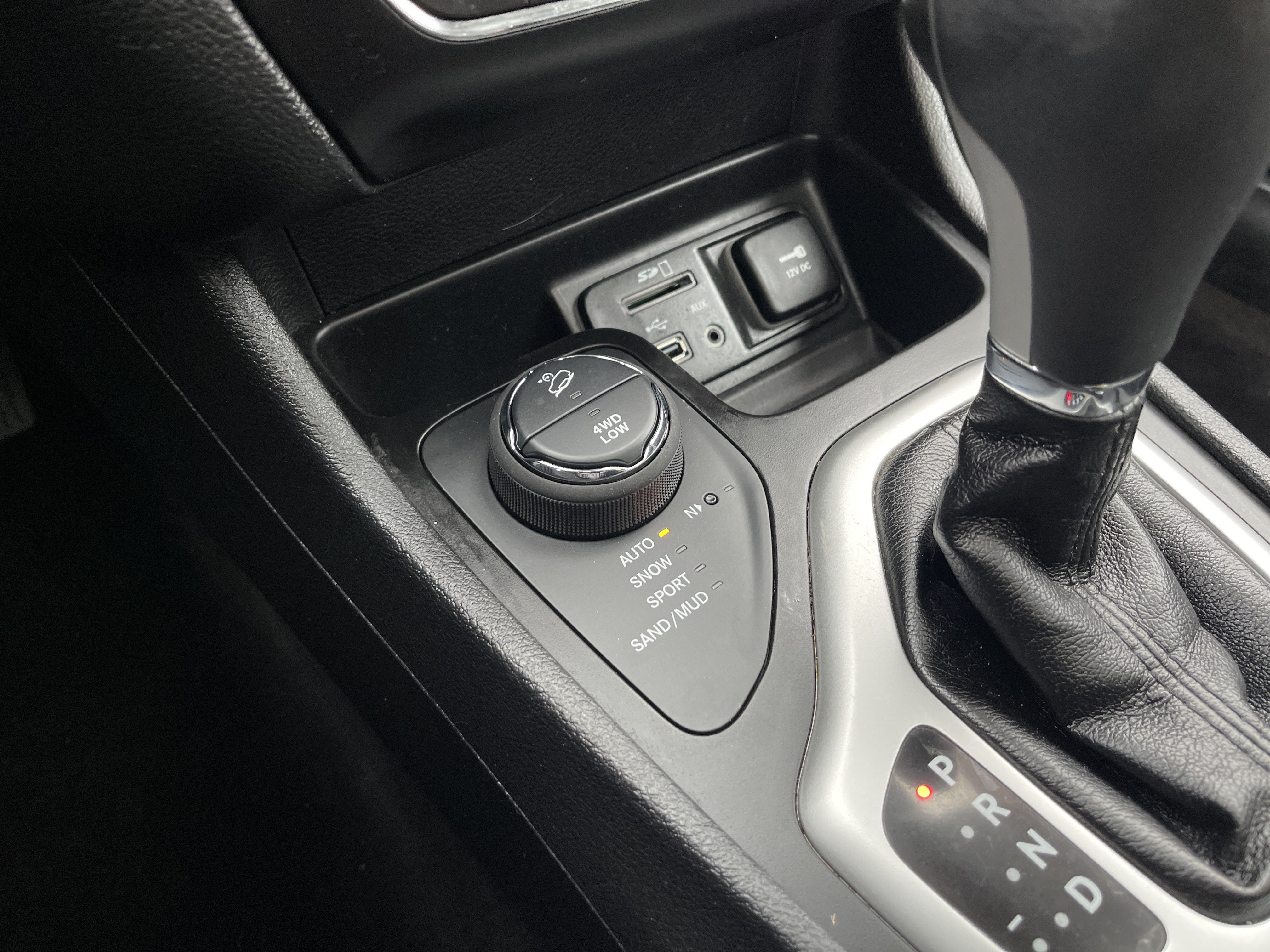 Used 2018 Jeep Cherokee Overland w/ Technology Group AWD/4WD image 23