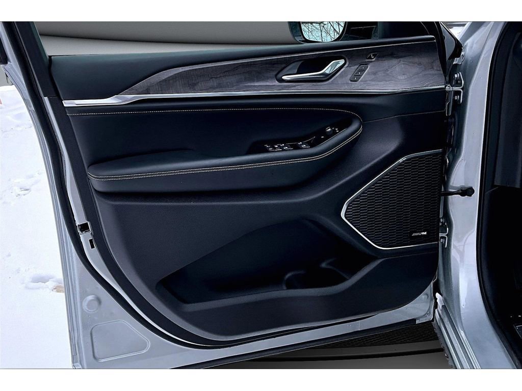 Certified 2025 Jeep Grand Cherokee Overland w/ Luxury Tech Group IV image 20