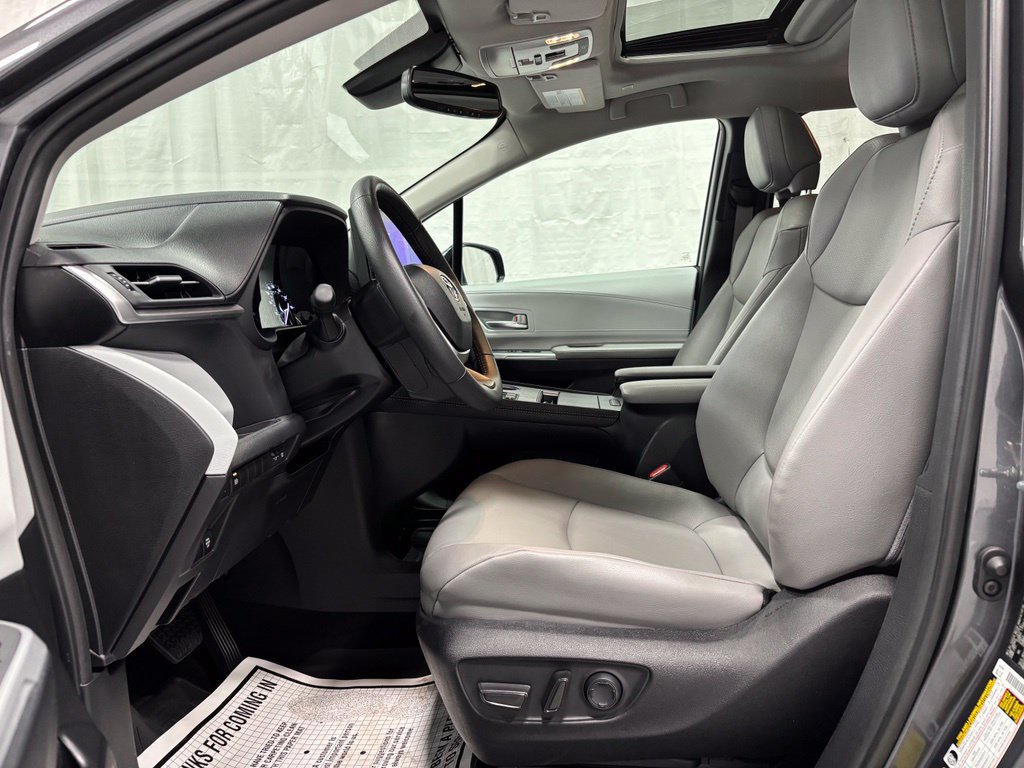 Used 2025 Toyota Sienna XLE AWD/4WD image 14