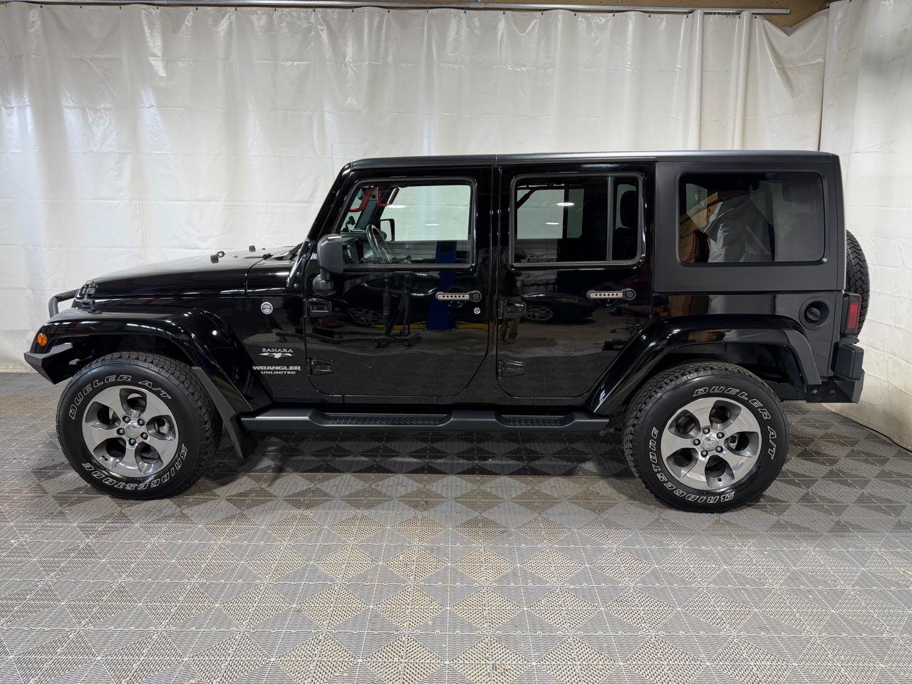 Used 2017 Jeep Wrangler Unlimited Sahara AWD/4WD image 5