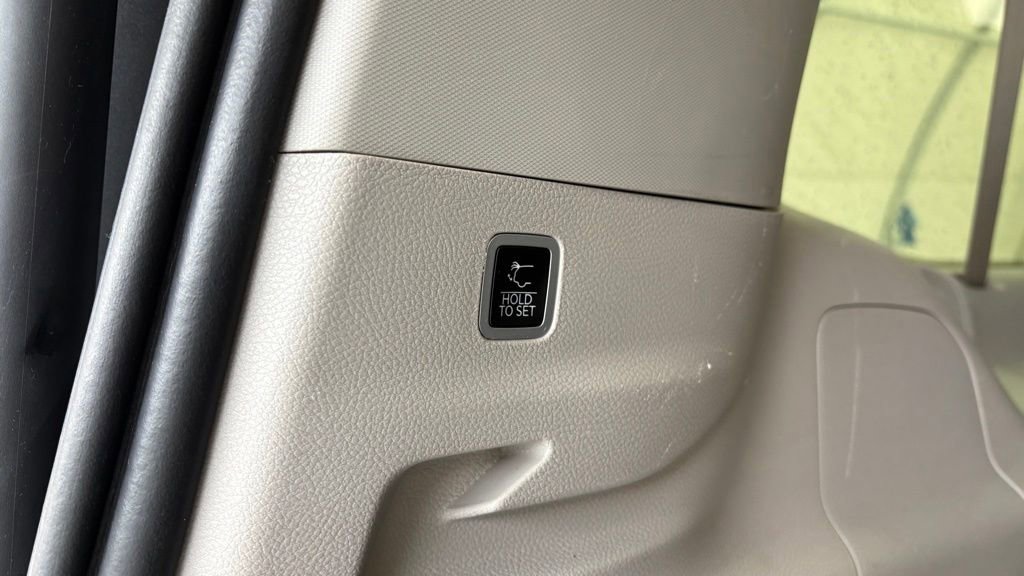Used 2024 Jeep Wagoneer L Series II w/ Flexible Seating Group AWD/4WD image 5