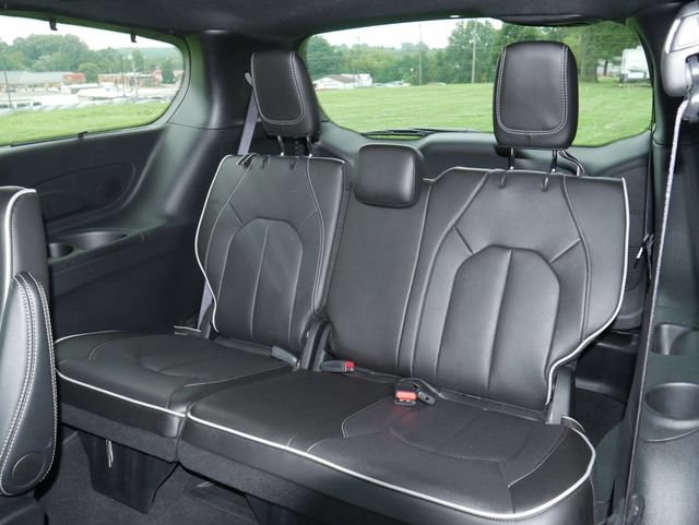 Used 2025 Chrysler Pacifica Limited w/ Trailer Tow Group FWD image 25
