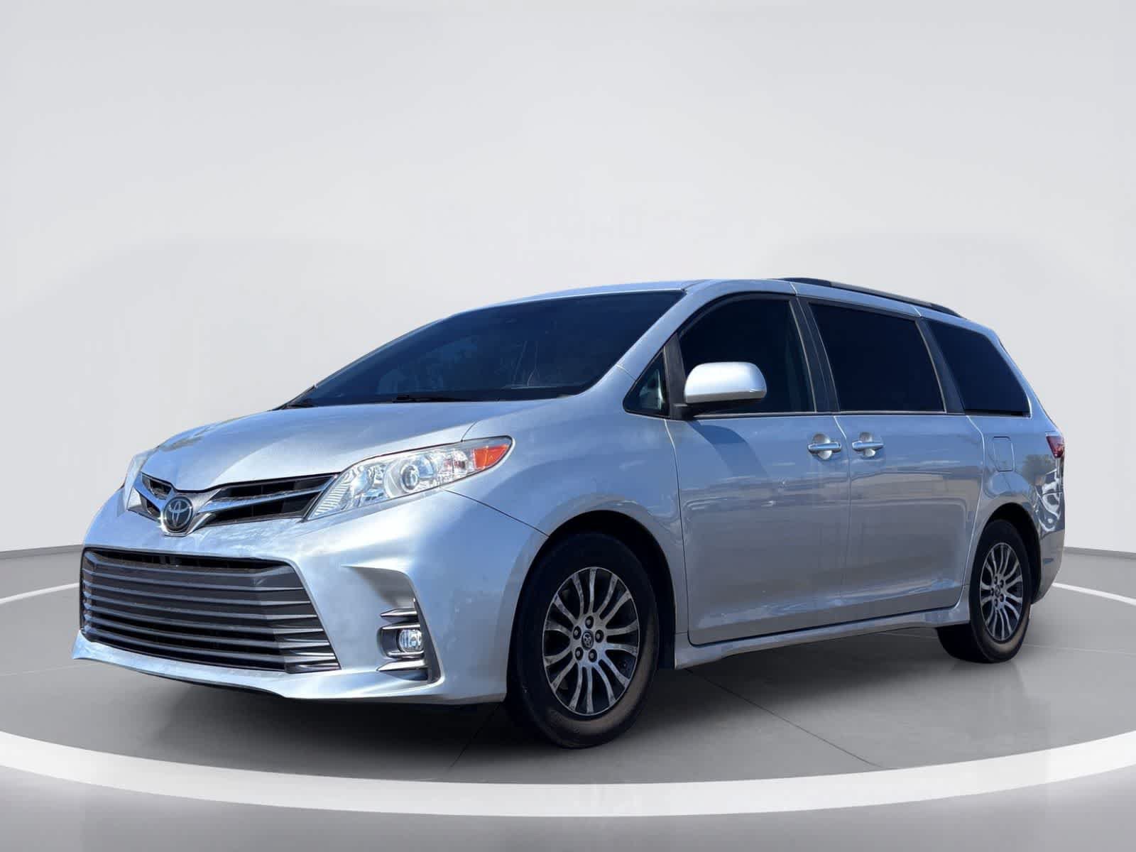 Used 2020 Toyota Sienna XLE w/ XLE Navigation Package FWD image 2